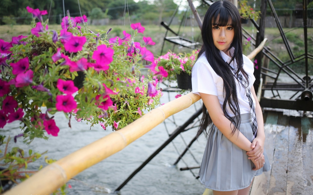 美女嫩模杨晓青儿制服诱惑壁纸