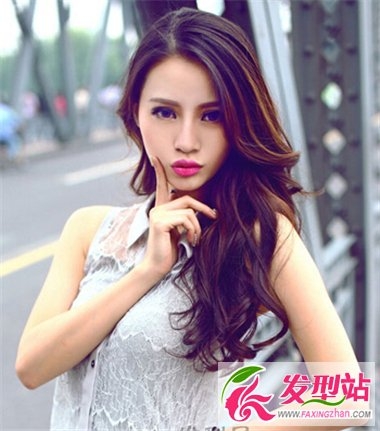 长发女生从新定义新形象 时尚浪漫长卷发塑造女神气质