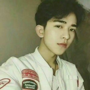 白净简单多才小鲜肉男生头像