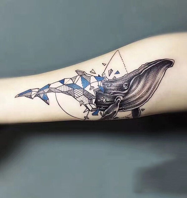 挣脱束缚，手臂破冰鲸鱼个性纹身