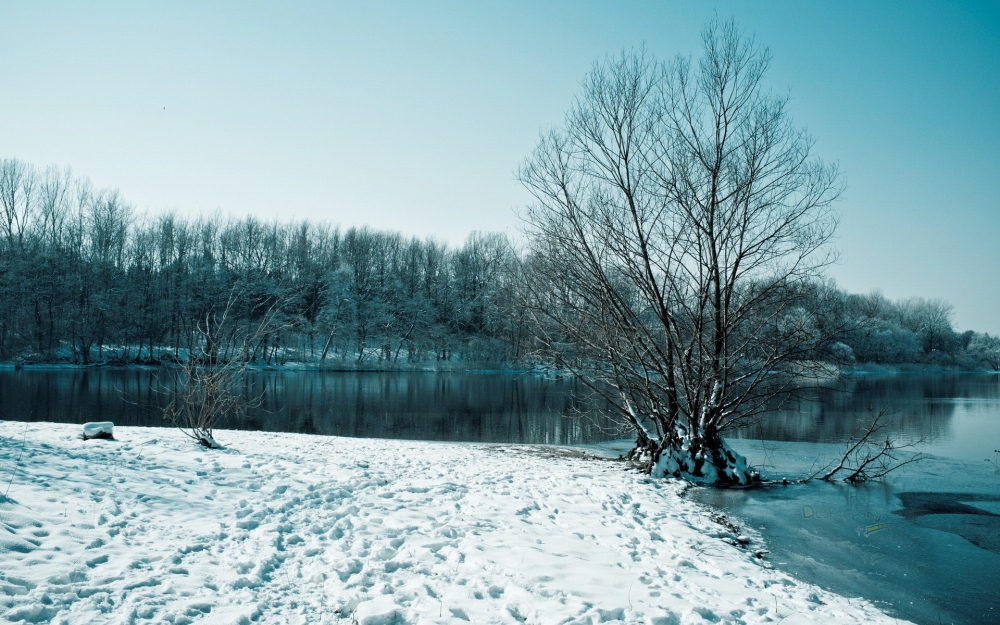 冬雪覆盖下的湖水风景壁纸