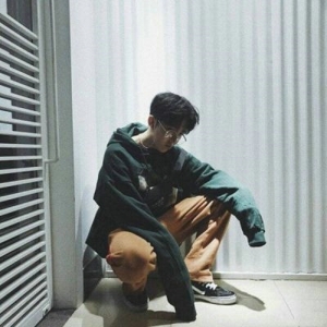 一个人，一座城，等一个你  伤感拽拽个性男生头像