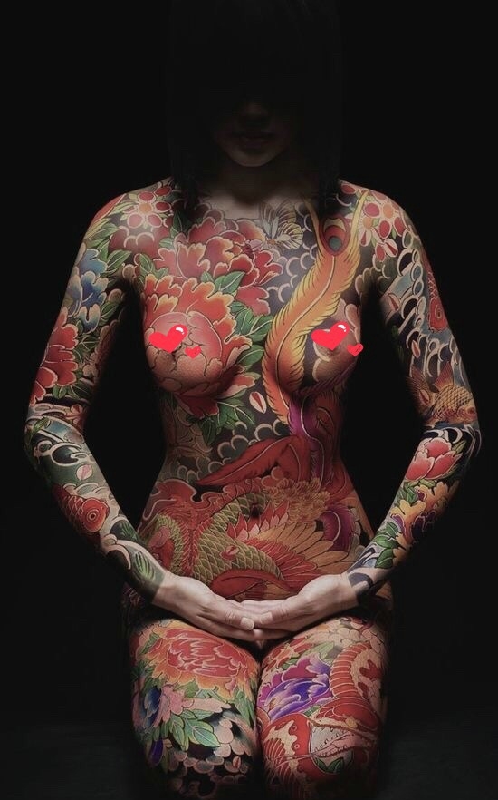 女生满身日式彩色纹身图案非常狂野