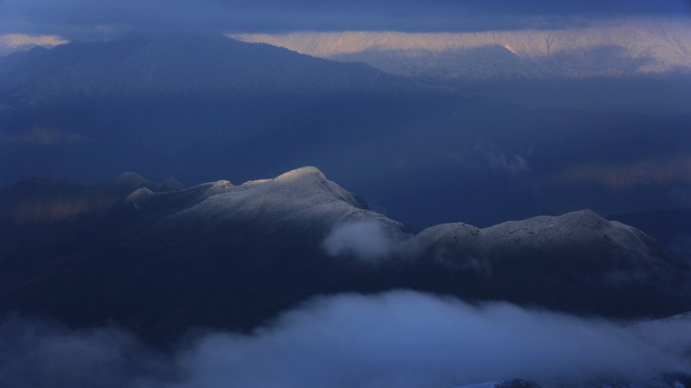 云雾遮盖的雪山唯美风景图片大全