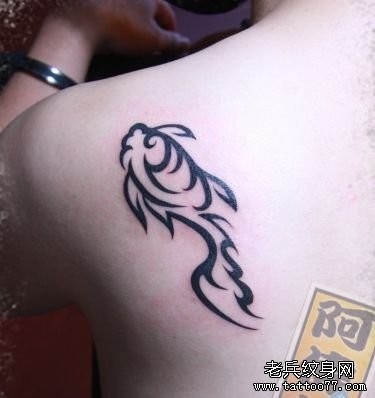 女孩子肩背好看的图腾鱼纹身图片