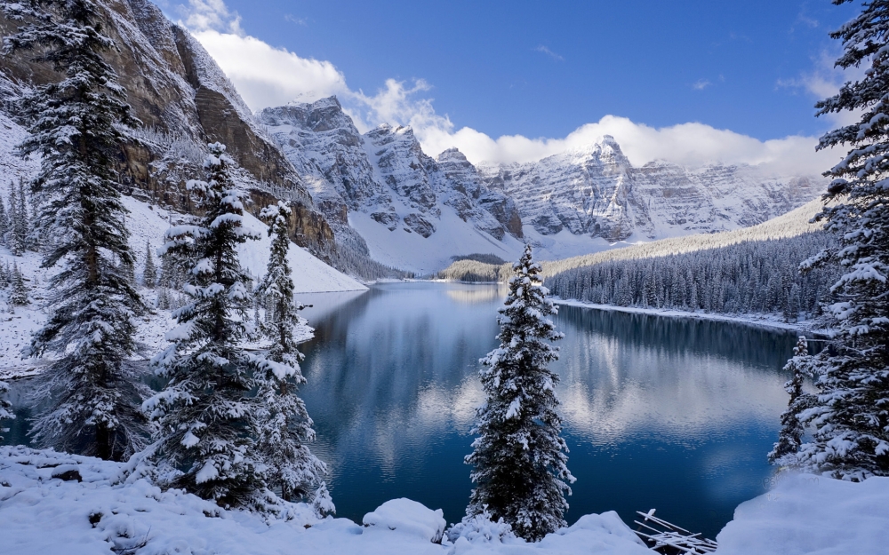 冬雪覆盖下的湖水风景壁纸