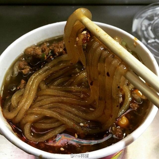 偶尔吃碗酸辣粉简直太美味了