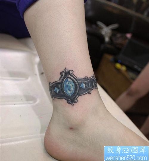女孩子腿部一幅宝石臂环纹身图片