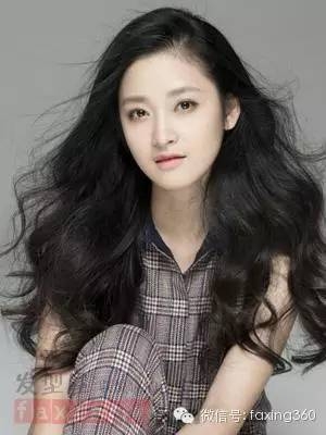 长发怎么烫卷好看？时尚靓丽的长发卷发简约唯美又迷人