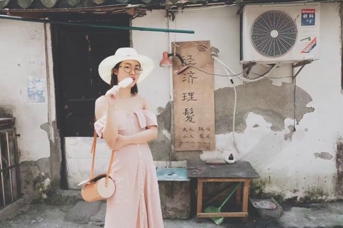 春天里的一眼深情回眸 森女系小清新少女照片