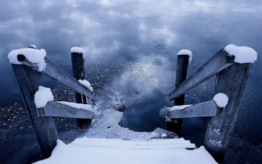 冬雪覆盖下的湖水风景壁纸