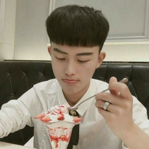 白净简单多才小鲜肉男生头像