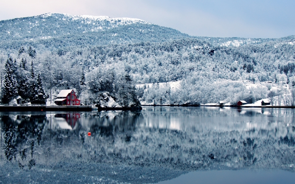 冬雪覆盖下的湖水风景壁纸