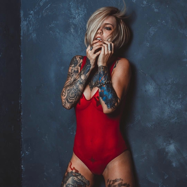 性感欧美女性的不羁个性刺青