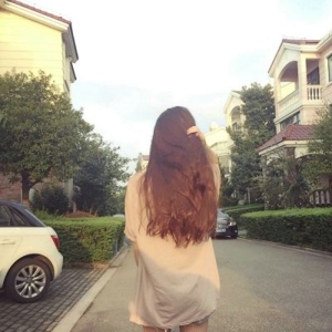 人生中最永恒的幸福就是平凡  回忆过去的伤感背影女生头像