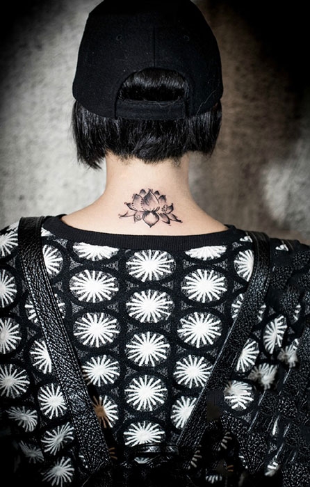 女子颈部莲花纹身图案