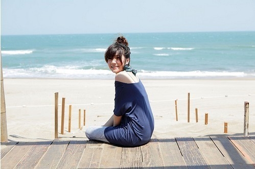 阳光照进深蓝色的海
