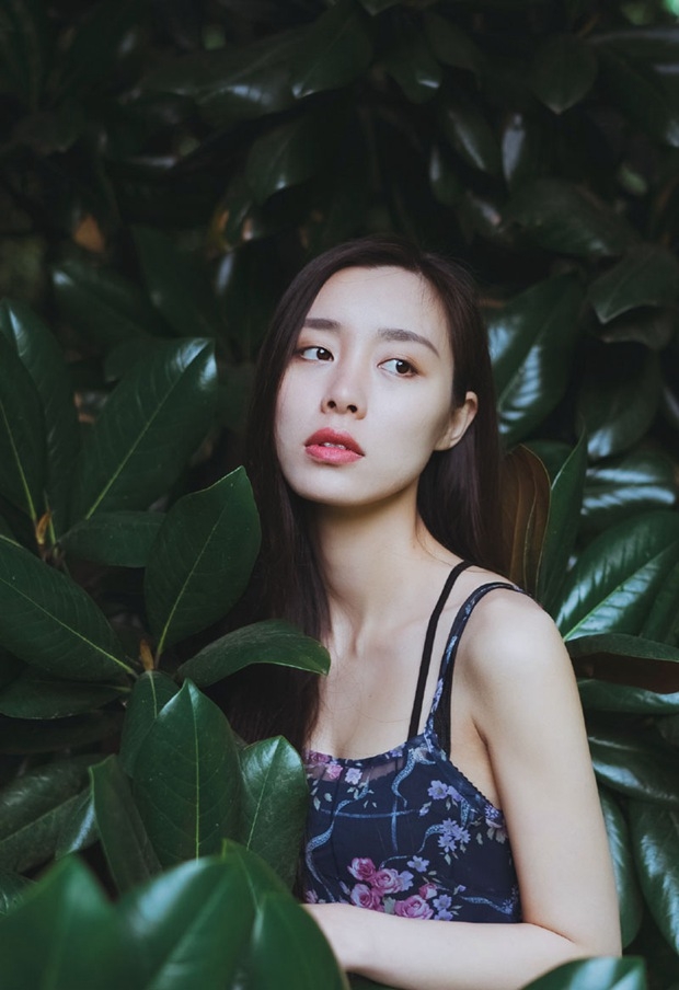 绿叶中长裙文艺气质长发美女