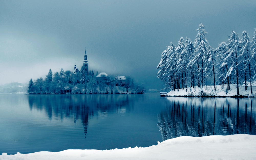 冬雪覆盖下的湖水风景壁纸