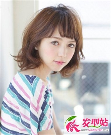 秋季中短发女生唯美烫发发型 修颜减龄卷发塑造时尚女生