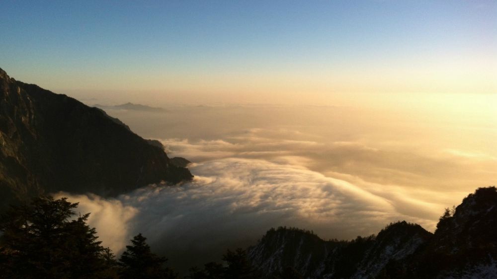 云雾遮盖的雪山唯美风景图片大全
