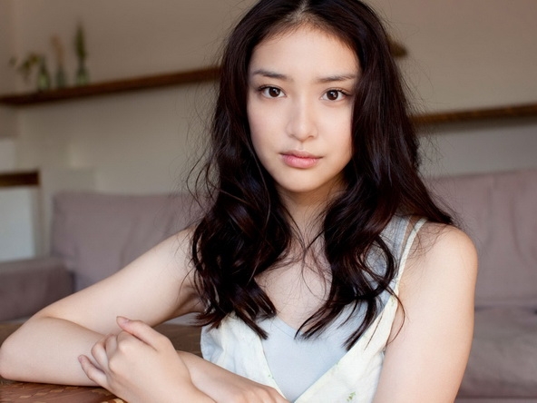 清纯美女户外活动高清壁纸