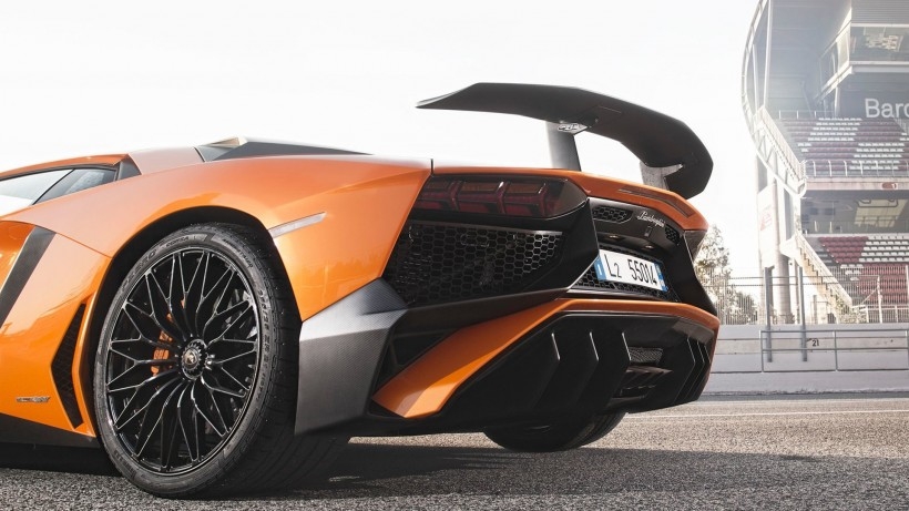 2016兰博基尼 Aventador LP750-4 SV汽车桌面壁纸