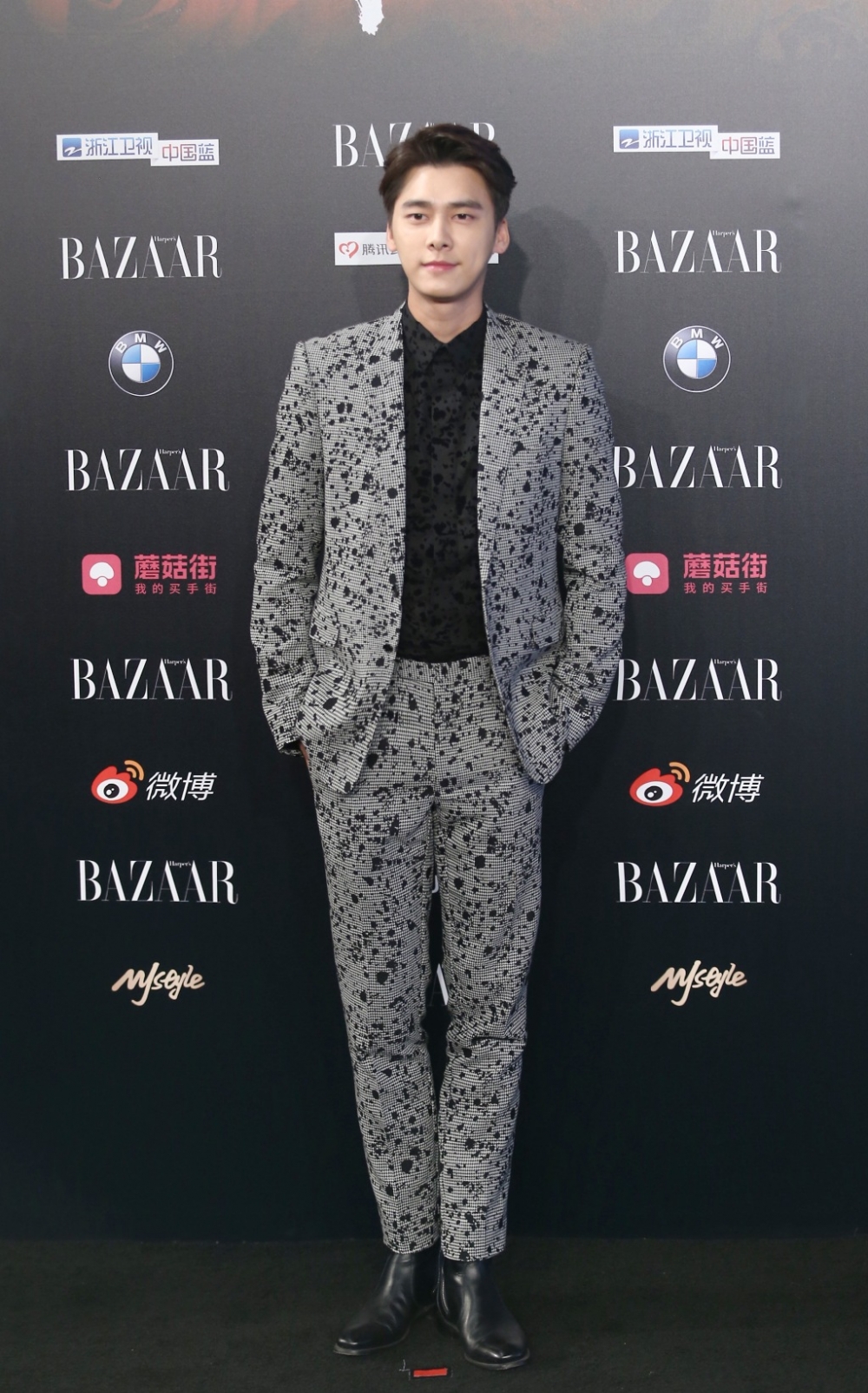 李易峰身穿Dior Homme墨点套装出席芭莎时尚夜红毯