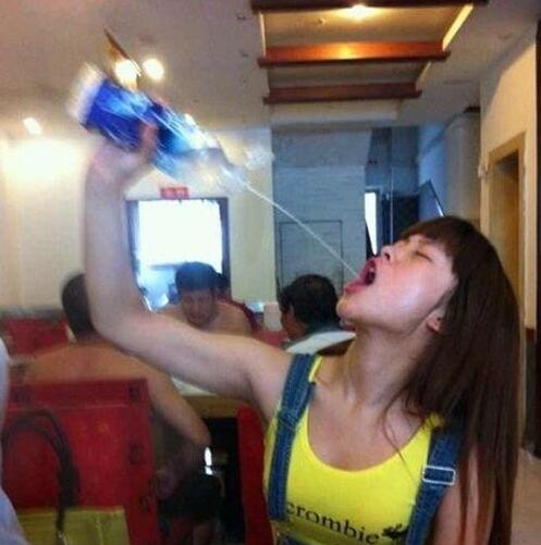 女汉子喝水的正确姿势