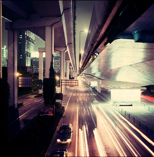 川流不息的交通道路夜景美图