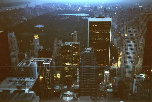 霓虹闪烁城市繁华街道美丽夜景图