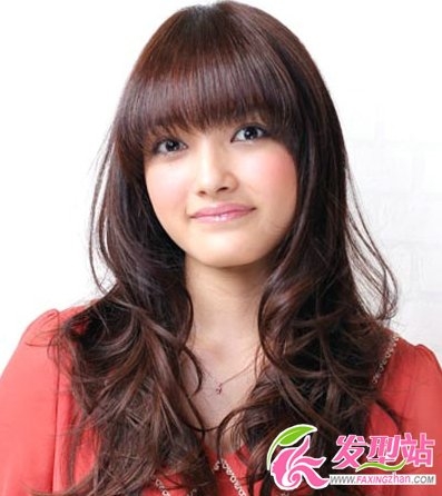 长发女生流行烫发发型 蓬松卷发修颜百搭