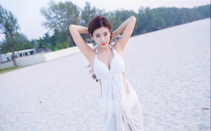 性感海边美女图片高清壁纸
