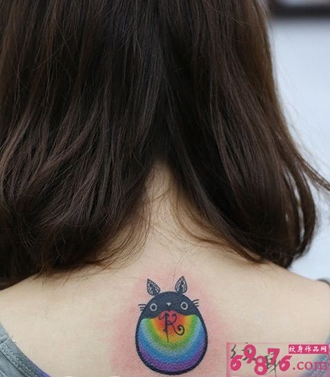 女生后颈彩色龙猫纹身
