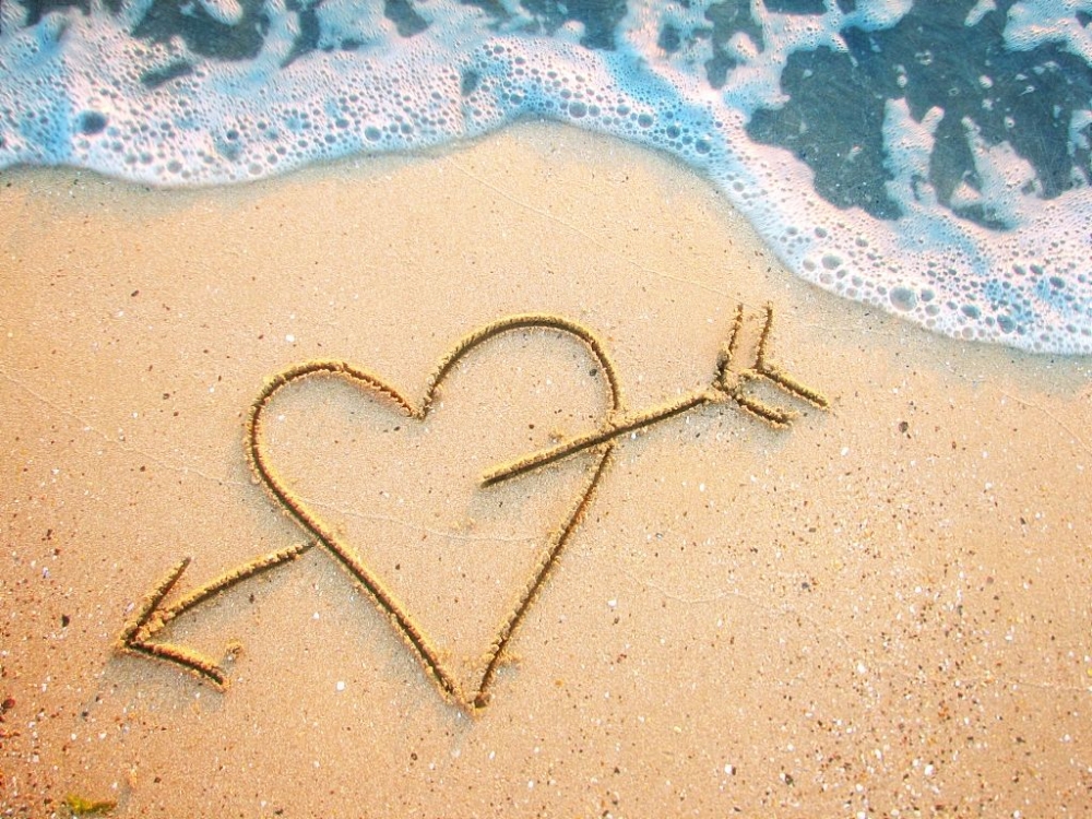 精美桌面壁纸非主流之海滩上的浪漫爱心