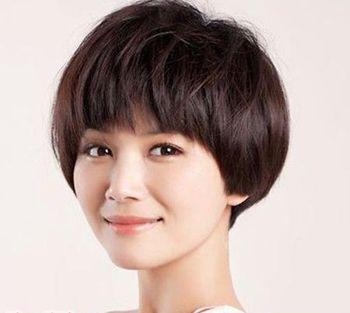 圆脸女生适合的短直发发型  清爽利落显年轻