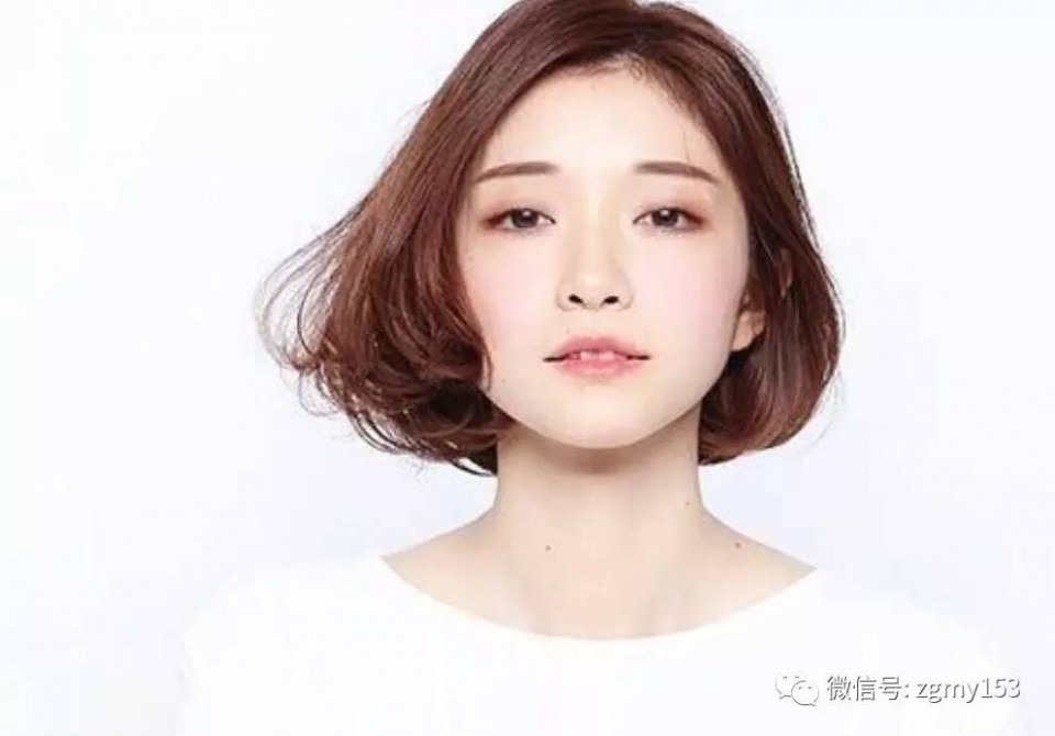 个性时尚的短卷发发型图片