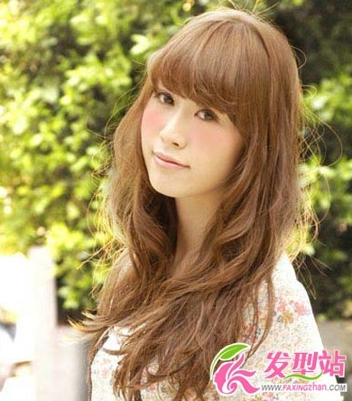 长发女生流行烫发发型 蓬松卷发修颜百搭