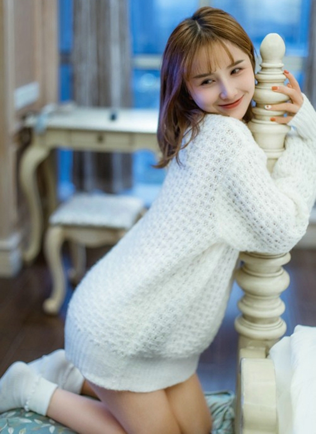 可爱白袜子美腿私房性感美女写真