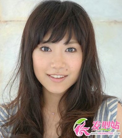 长发女生流行烫发发型 蓬松卷发修颜百搭