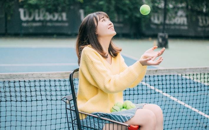 大眼美女户外网球场写真电脑壁纸