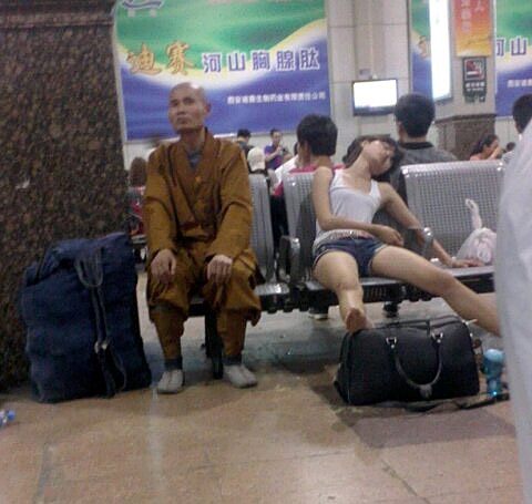 我佛慈悲，大师都不敢直视这妞了。