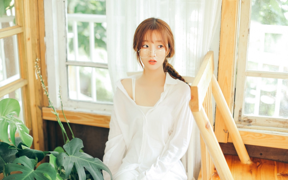 皮肤白皙的迷人小美女图片