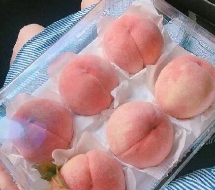我头发留长了 开始化妆了 柜子里都是长裙了 帆布鞋变成高跟鞋了 开始学着微笑了