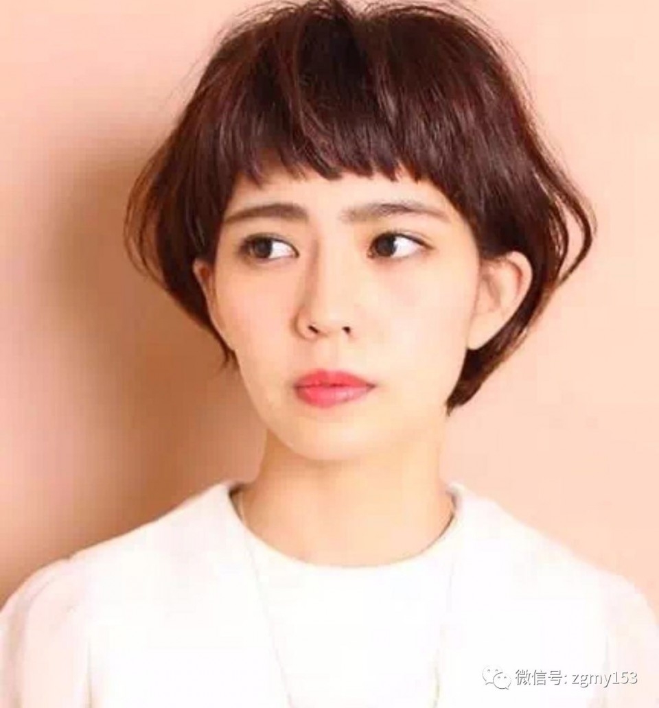 个性时尚的短卷发发型图片