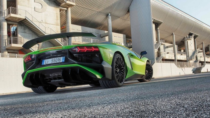 2016兰博基尼 Aventador LP750-4 SV汽车桌面壁纸