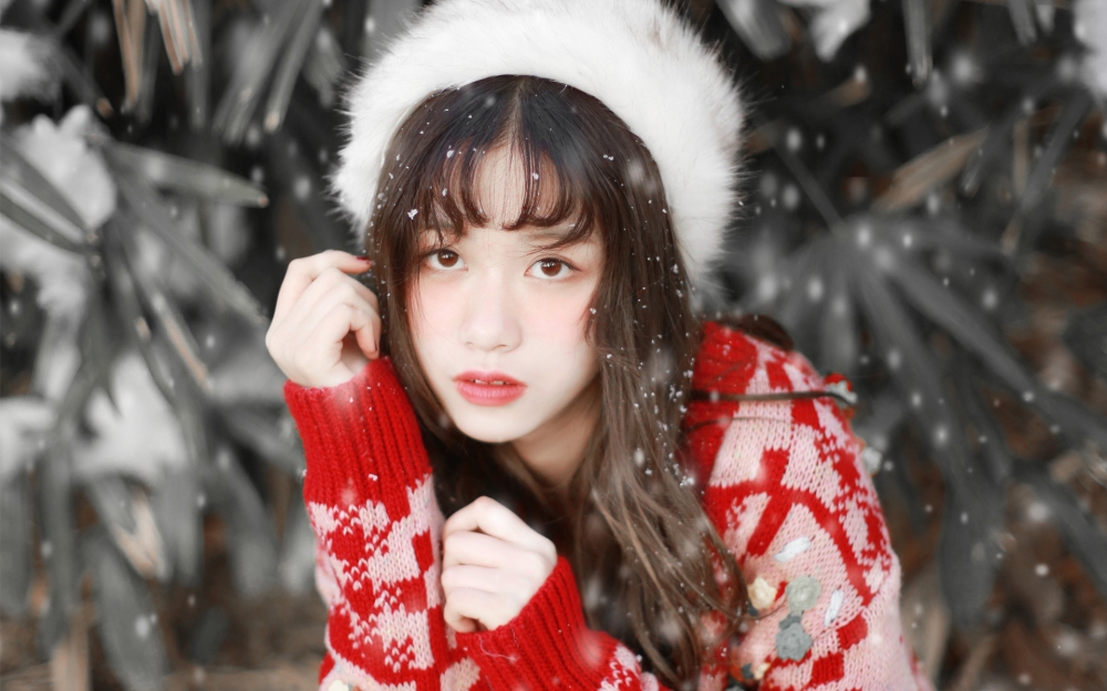 清纯美女雪中养眼迷人的甜美图片桌面壁纸