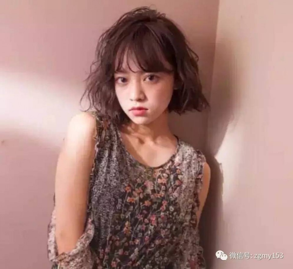 个性时尚的短卷发发型图片