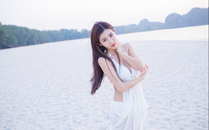 性感海边美女图片高清壁纸