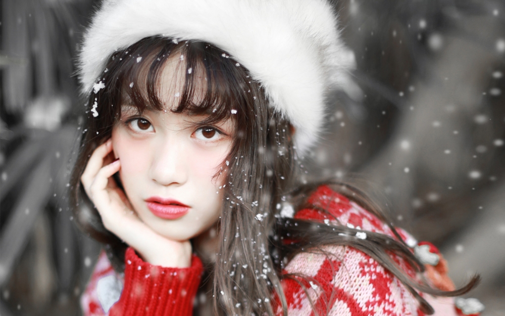 清纯美女雪中养眼迷人的甜美图片桌面壁纸